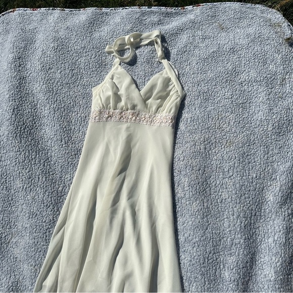 White Flowy Mid-length Dress with Sequence and Lace Detailing - Size Medium - Picture 5 of 13